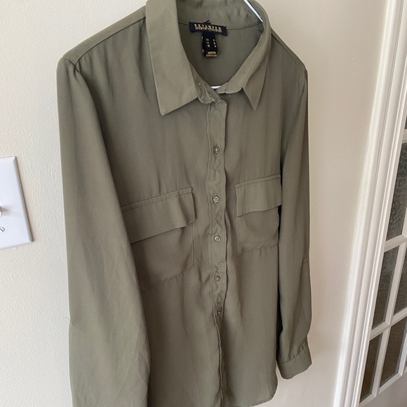 Hello! My name is Green Blouse! - Picture 1 of 3